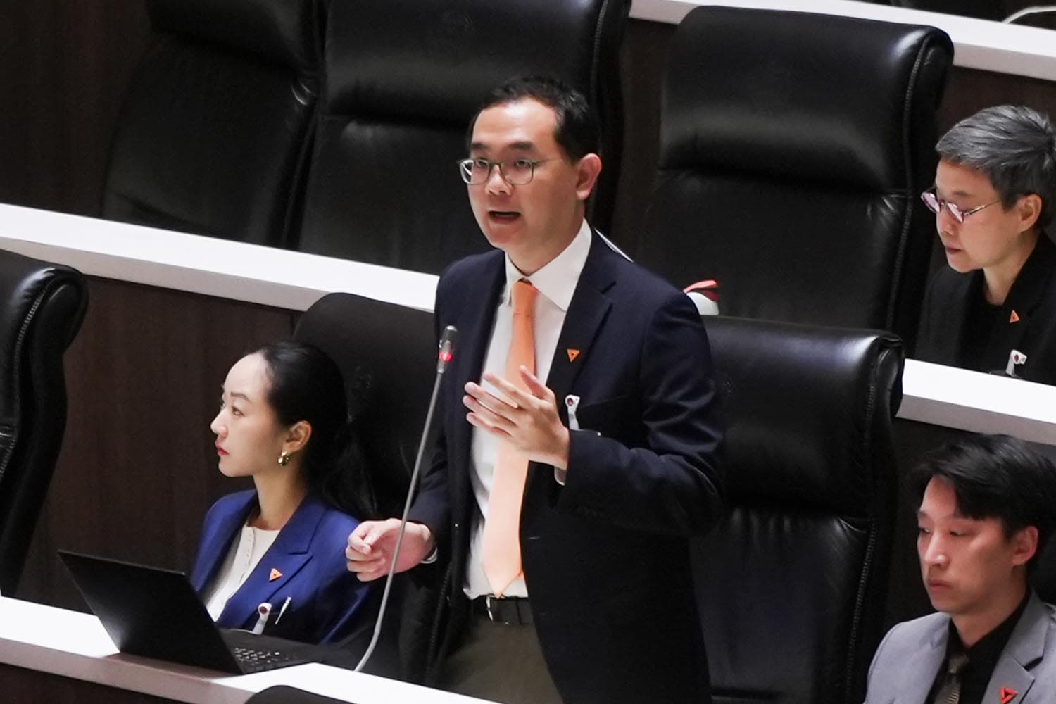 ปชน. ขยี้งบ ‘ดิจิทัล’ พุ่ง 33,000 ล้าน ทุ่มงบ AI 2,200 ล้าน ซื้อครุภัณฑ์ ‘คอมพิวเตอร์’ 11,000 ล้าน