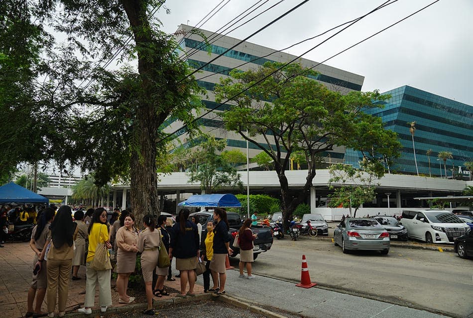 Chaengwattana_Government_Center_People_evacuate_SPACEBAR_Thumbnail_5c9d59fe0c.jpg