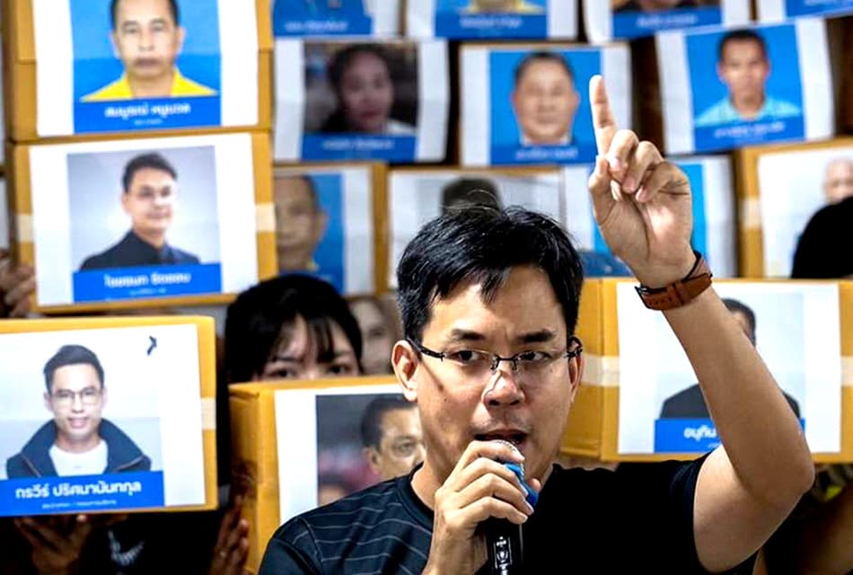 Photo Story :‘ไอลอว์’ เล่นกีฬาหน้า ‘กกต.’ บอกถ้า 'รมต.' กลัวโดนเปิดให้โทรหาสั่งฟ้องตัวเอง