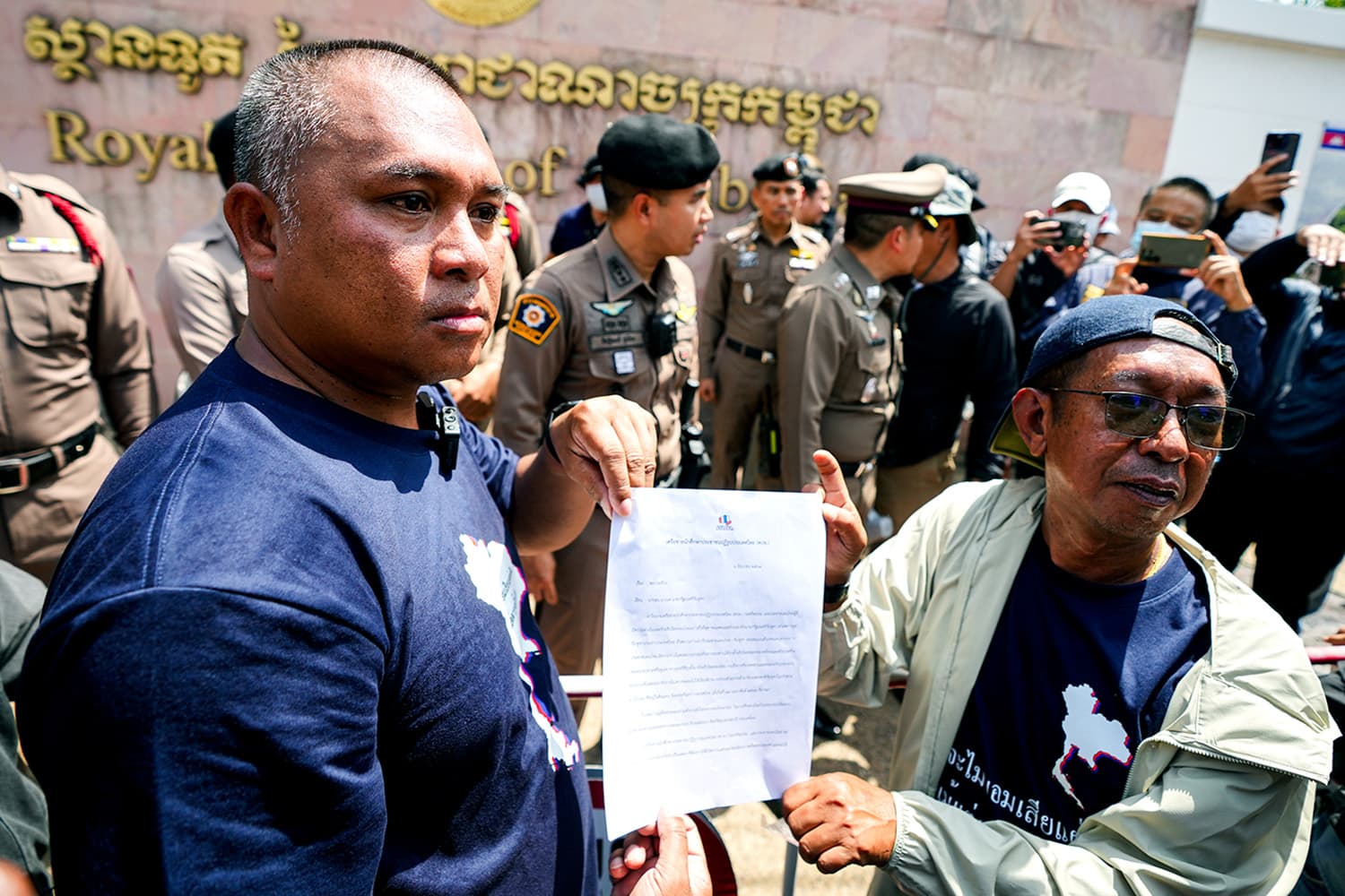 PhotoStory-‘พิชิต ไชยมงคล’ แกนนำ คปท. ยื่นแถลงการณ์ต่อสถานทูตราชอาณาจักรกัมพูชาประจำประเทศไทย  