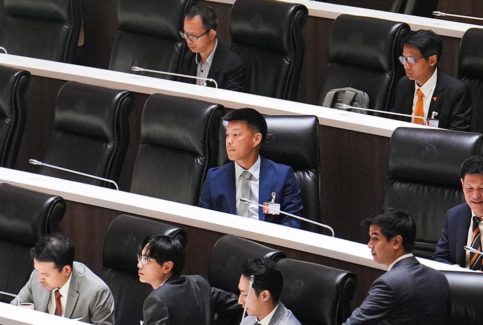 Photo Story ’ณัฐพงษ์‘ จี้ ‘รัฐบาล’ รับปาก 3 ข้อปฏิรูปงบฯ ขณะ ‘ภราดร' ย้ำ ให้ความสำคัญ