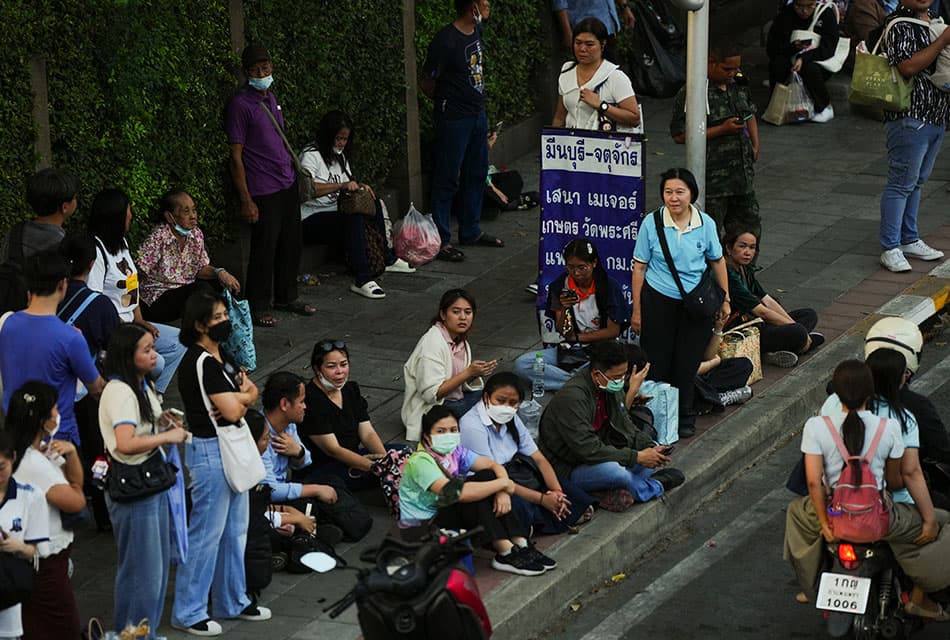 People_return_home_after_the_earthquake_SPACEBAR_Thumbnail_b438da00f1.jpg
