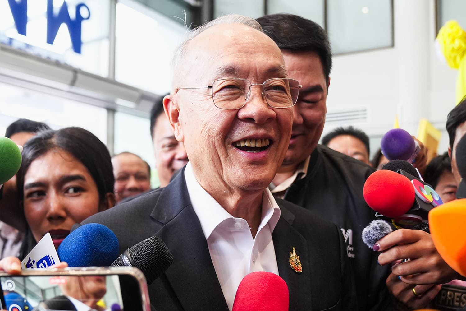 Photo Story : ‘อัศวินขี่ม้าขาว’ หมายถึง ‘ชัยเกษม’ ?