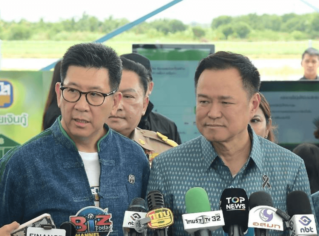 ทั้งนายกรัฐมนตรีอนุทิน ชาญวีรกูล กับเอกนิติ นิติทัณฑ์ประภาศ รองนายกฯ และรมว.คลัง รอ พ.ร.ก.กู้เงินผ่านหรือไม่ผ่าน ท่ามกลางข่าวลือการสลับตัวกัน