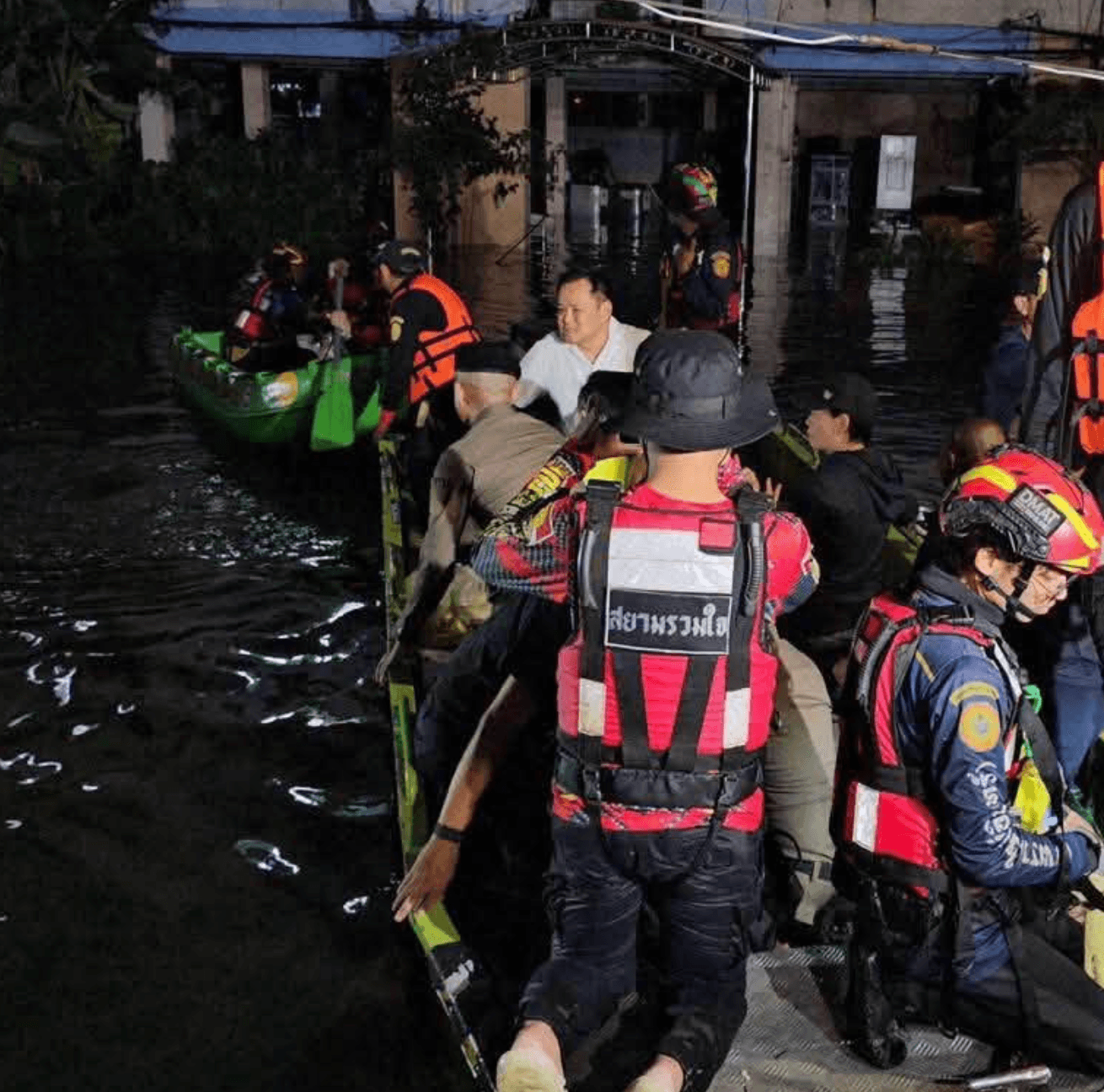 นายกรัฐมนตรีอนุทิน ชาญวีรกูล ลงพื้นที่น้ำท่วมแฟลตคลองจั่น พร้อมรับเสียงสะท้อนจากผู้ประสบภัยว่ารัฐบาลเอาไม่อยู่ เพราะก่อนหน้านี้รัฐบาลยืนยันว่าเอาอยู่