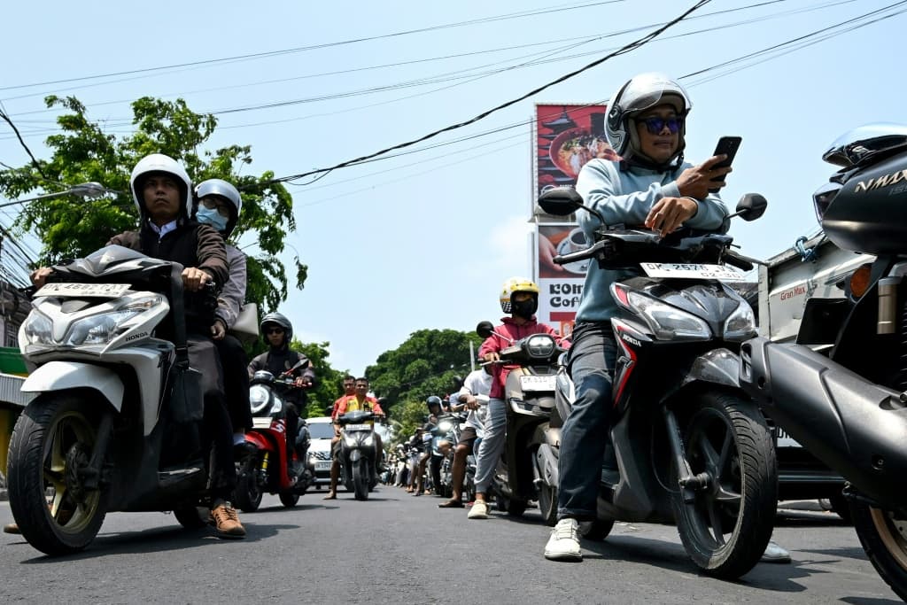 วิกฤตบาหลี! น้ำมันขาดแคลนหนัก นักท่องเที่ยวแห่ต่อคิวยาวเป็นกิโล แผนเที่ยวพังยับ