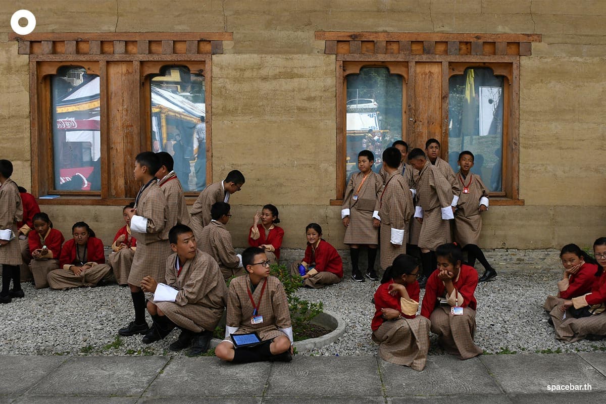 นักเรียนชาวภูฏานขณะพักผ่อนที่มหาวิทยาลัยหลวงแห่งภูฏานในเมืองทิมพู เมื่อวันที่ 23 สิงหาคม 2018 Photo by ARUN SANKAR / AFP