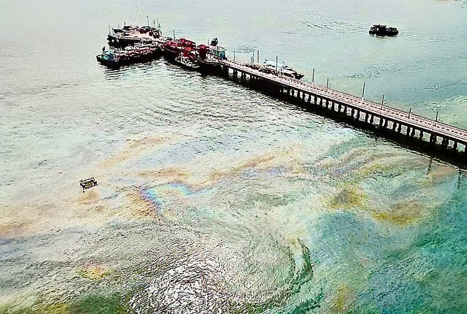 กรมทะเลเร่งสอบคราบน้ำมัน ‘เกาะสีชัง’ คลุมพื้นที่ในทะเลกว่า 15 ไร่