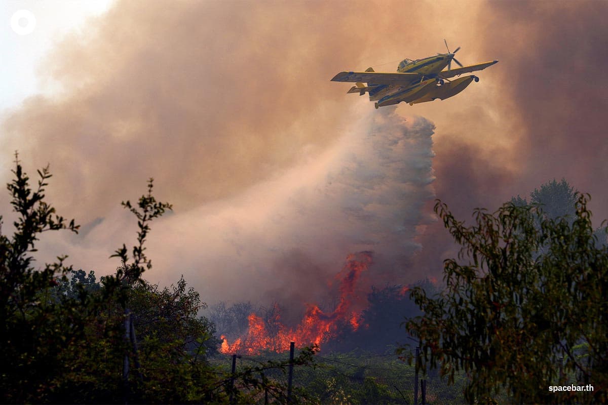 PhotoStory-เครื่องบินดับเพลิง Air Tractor AT-802F Fire Boss โปรยน้ำดับไฟป่าที่กำลังลุกไหม้ใกล้เมืองซานมาร์ติน เดอ วัลเดอเกลเซียส ซึ่งอยู่ห่างจากกรุงมาดริดไปทางตะวันตกประมาณ 70 กิโลเมตร เมื่อวันที่ 26 กรกฎาคม 2026 Photo by CESAR MANSO / AFP