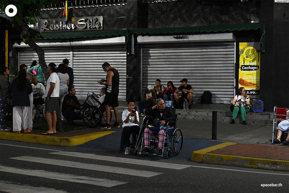 PhotoStory-   ประชาชนยังคงปักหลักอยู่บนท้องถนนด้วยความหวาดกลัว หลังเกิดเหตุแผ่นดินไหวในกรุงการากัส ประเทศเวเนซุเอลา เมื่อวันที่ 24 มิถุนายน 2026 (Photo by JUAN BARRETO / AFP) 