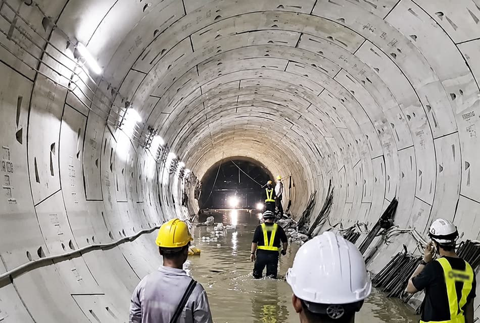 อุโมงค์รถไฟฟ้าสายสีม่วงใต้ น้ำรั่ววงเวียนใหญ่ เร่งอัดเกราต์ เฝ้าระวังตึกร้าว