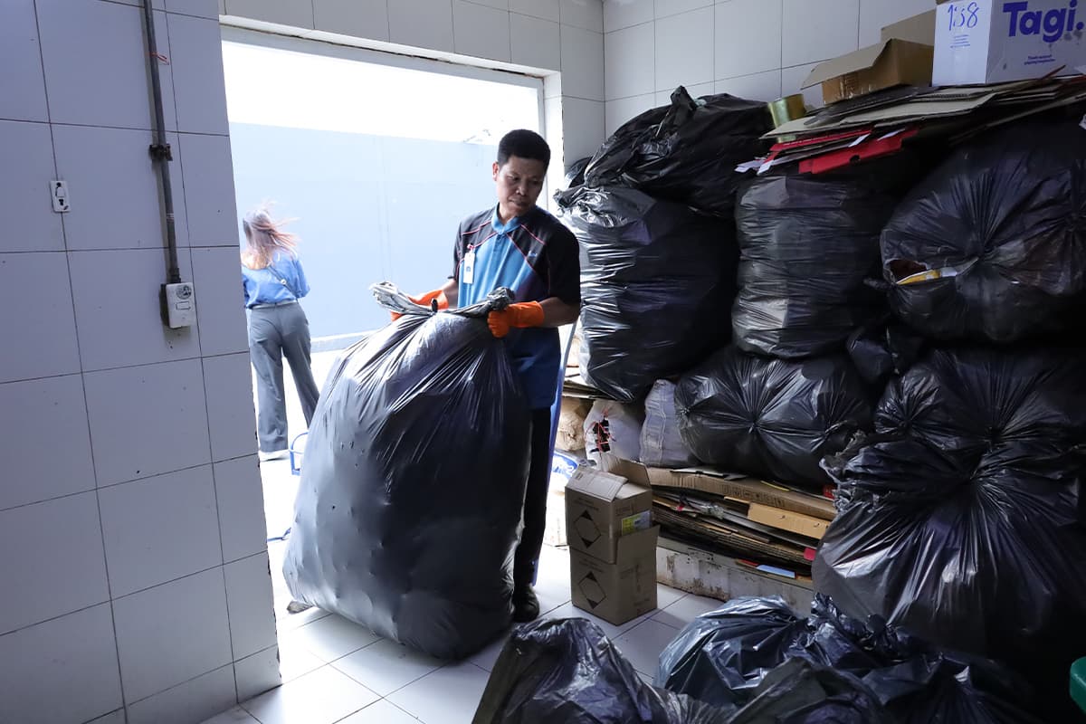 sustainability-condo-waste-food-vs-recycle-no-mix-policy-SPACEBAR-Photo01.jpg