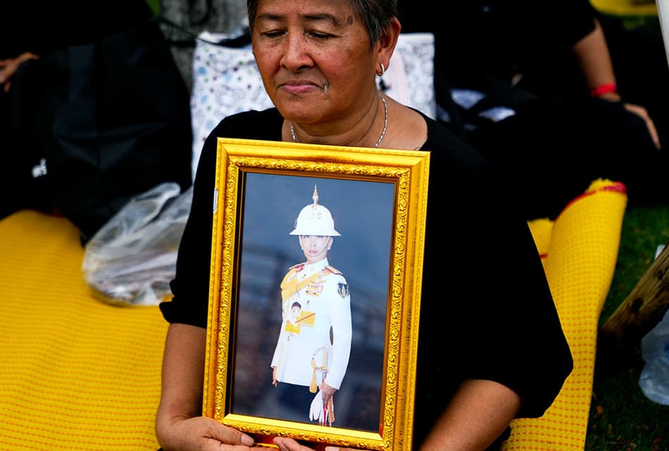 พสกนิกรปักหลักที่ถนนราชดำเนินเนืองแน่น! เฝ้ารอขบวนเคลื่อนพระศพ ‘พระองค์ภา’
