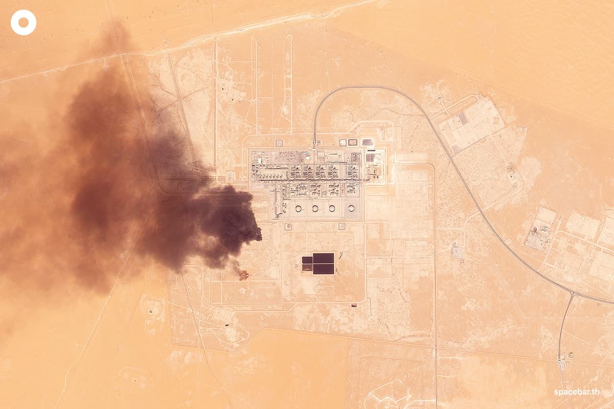 ภาพถ่ายดาวเทียมที่เผยแพร่โดยบริษัท Planet Labs PBC เมื่อวันที่ 4 ตุลาคม 2026 แสดงให้เห็นกลุ่มควันสีดำใกล้กับสถานีสูบน้ำมันคูไรส์ของท่อส่งน้ำมันสายตะวันออก-ตะวันตกในซาอุฯ ซึ่งตั้งอยู่ทางทิศตะวันออกของกรุงริยาด Photo by - / 2026 PLANET LABS PBC / AFP