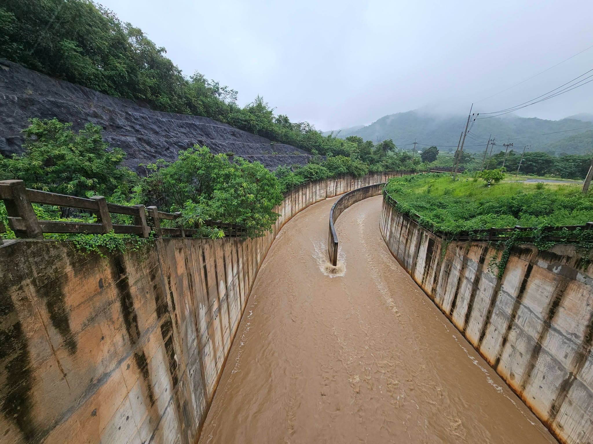 ‘อ่างเก็บน้ำลำตะเพิน’ น้ำล้นสปิลเวย์ ขอบคุณภาพจาก : ZingZing Siriwan