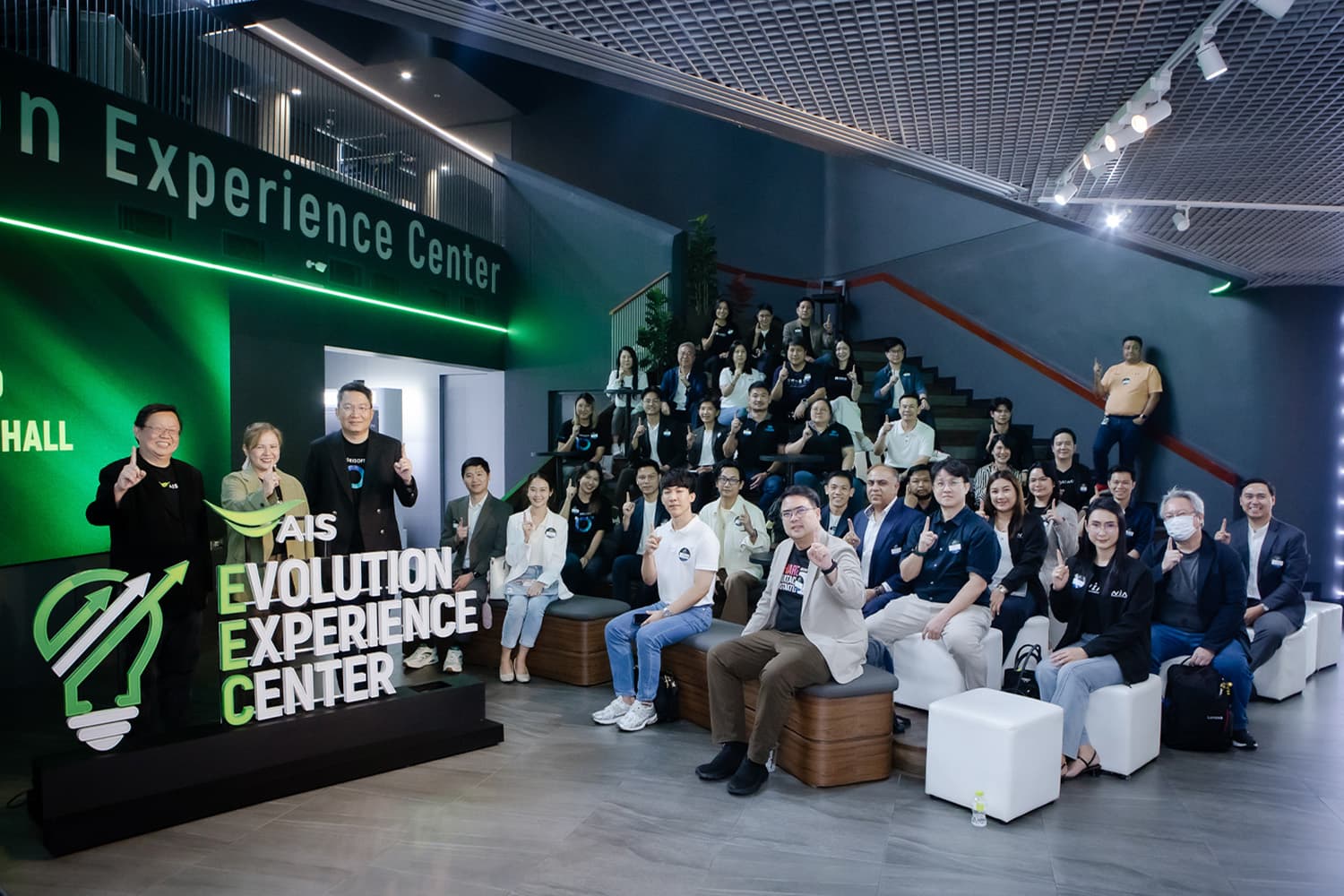 AIS-Infinite-SMEs-Supporting-Thai-Tech-SMEs-Scale-Up-AI-Ecosystem-SPACEBAR-Hero-1.jpg