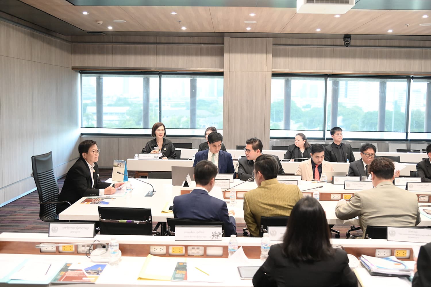 Photo Story ที่ประชุมวิป 3 ฝ่ายยืดเยื้อ! หาข้อสรุปวัน-เวลา ‘อภิปรายไม่ไว้วางใจ’