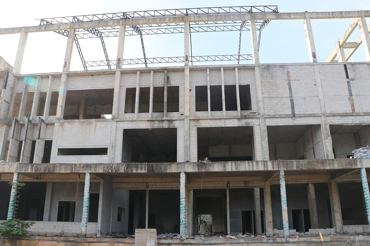 Construction_projects_in_Trang_have_been_abandoned_and_delayed_SPACEBAR_Photo05_b015f66602.jpg