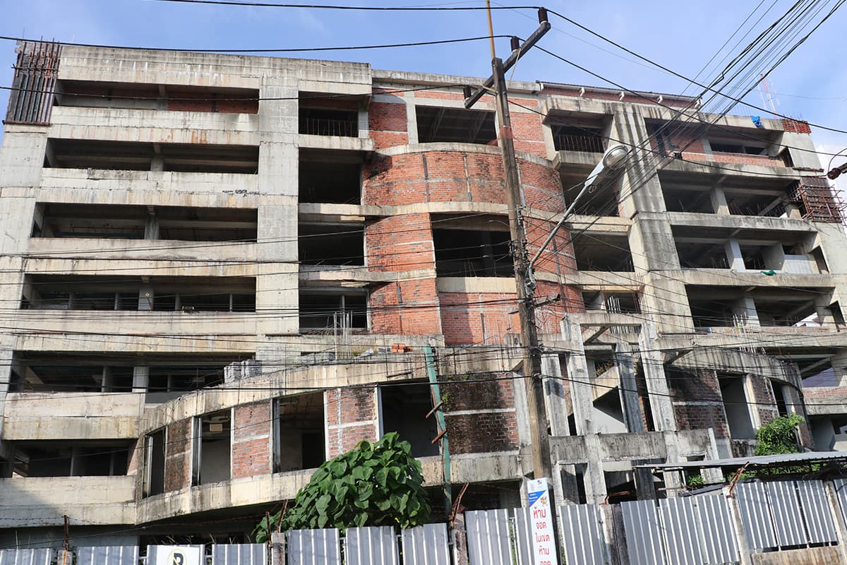 Construction_projects_in_Trang_have_been_abandoned_and_delayed_SPACEBAR_Photo07_9ac03360d9.jpg