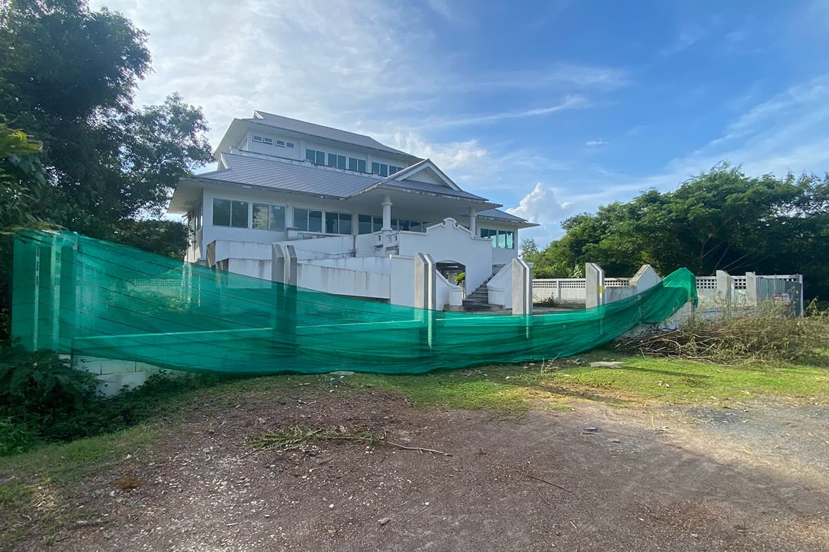 Construction_projects_in_Trang_have_been_abandoned_and_delayed_SPACEBAR_Photo08_2b7c585899.jpg