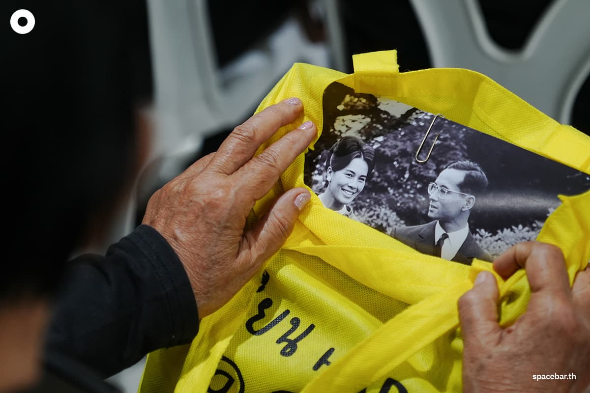 People-pay-their-respects-to-the-royal-remains-of-the-Queen-Mother-SPACEBAR-Photo02.jpg