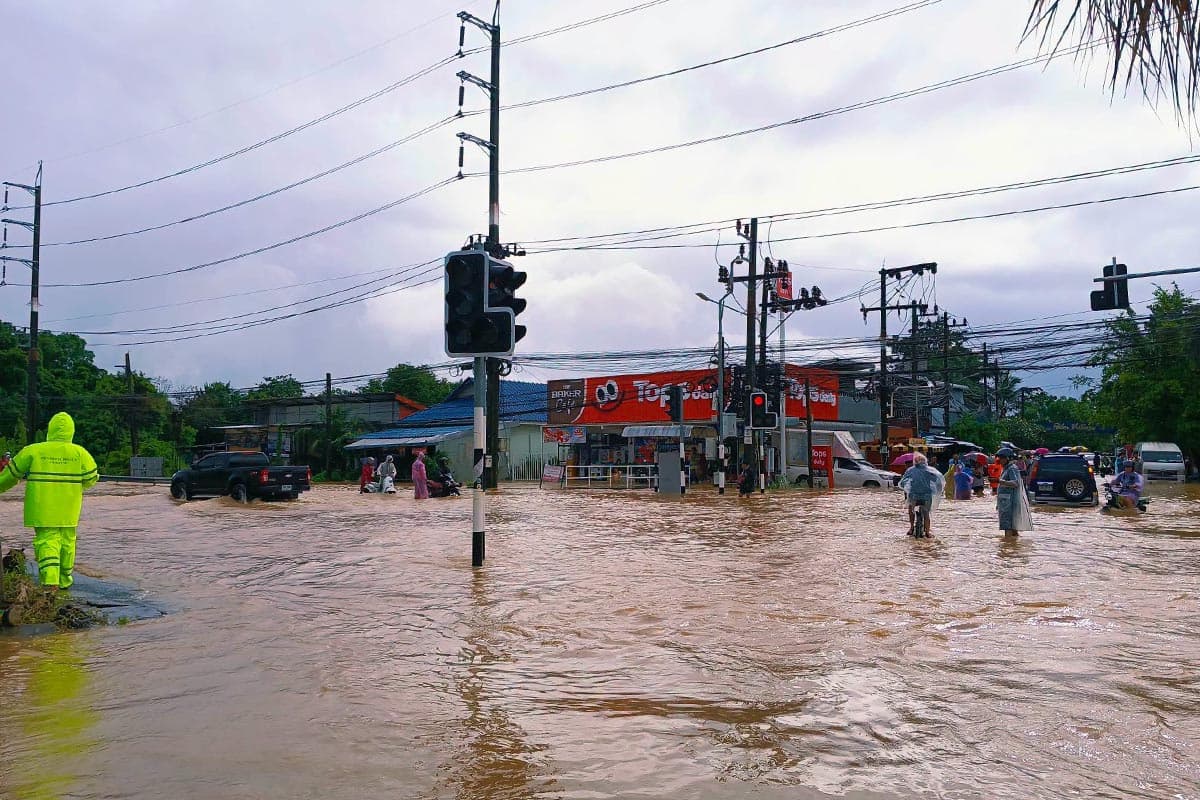 Phuket-remains-in-a-critical-situation-with-accumulated-rainfall-causing-high-flood-levels-in-many-areas-SPACEBAR-Photo03.jpg