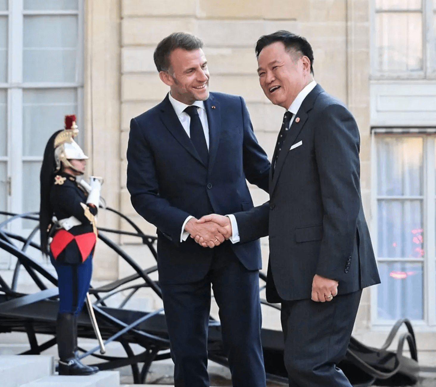 นายกรัฐมนตรีไทยกับประธานาธิบดีฝรั่งเศส บรรยากาศชื่นมื่นที่ปารีส มีการโพสต์ภาพและคำชื่นชมจากเอ็มมานูเอล มาครง พร้อมเพลง เมด อิน ไทยแลนด์