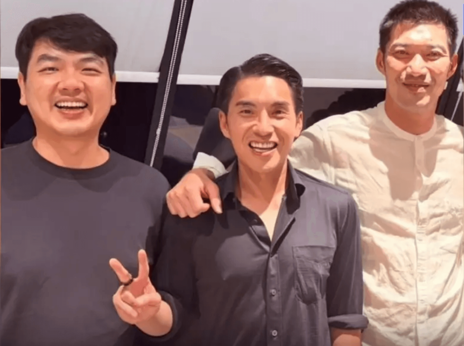 ภาพของ 2 ผู้นำจิตวิญญาณของพรรคส้ม กับแขกคนพิเศษ คนเดียวกับที่อยู่ในภาพงานป้าต่าย