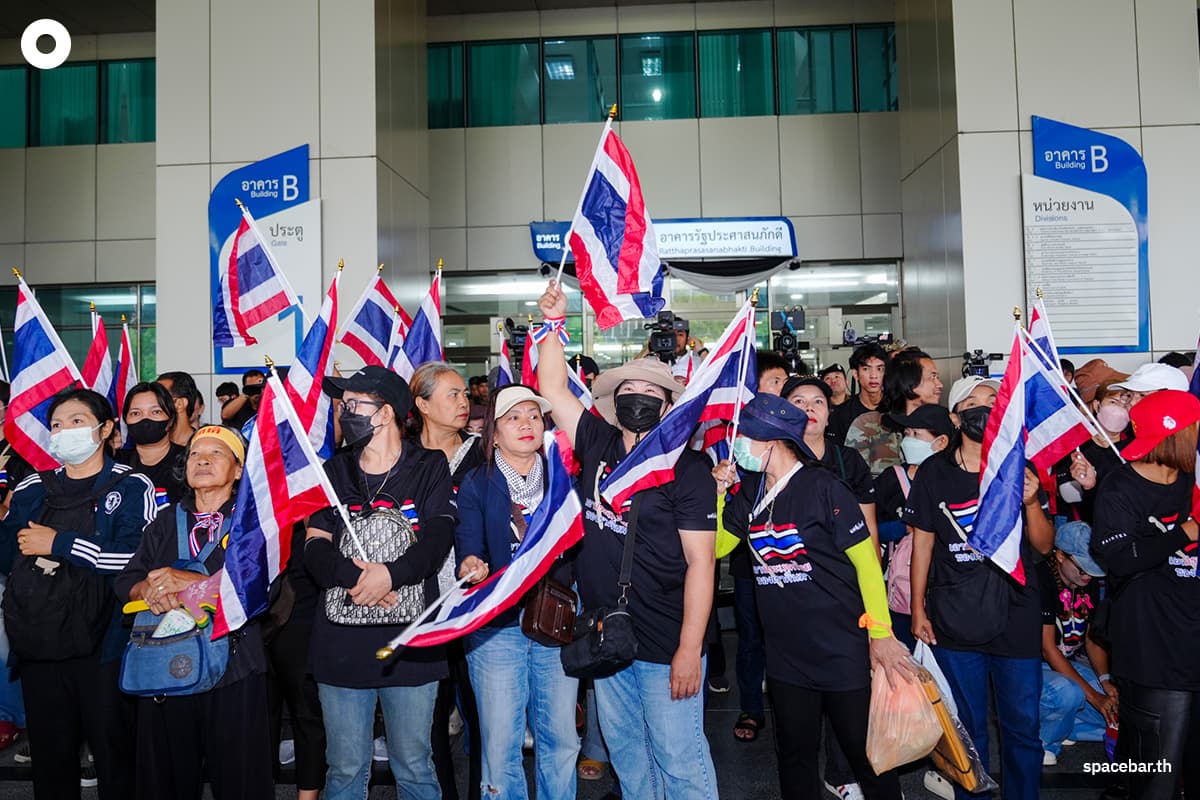 PhotoStory-บรรยากาศ ‘สนธิ ลิ้มทองกุล’ พร้อมคณะ นำมวลชนยื่นหนังสือ กกต. ค้านมติคดี ‘ฮั้ว สว.’