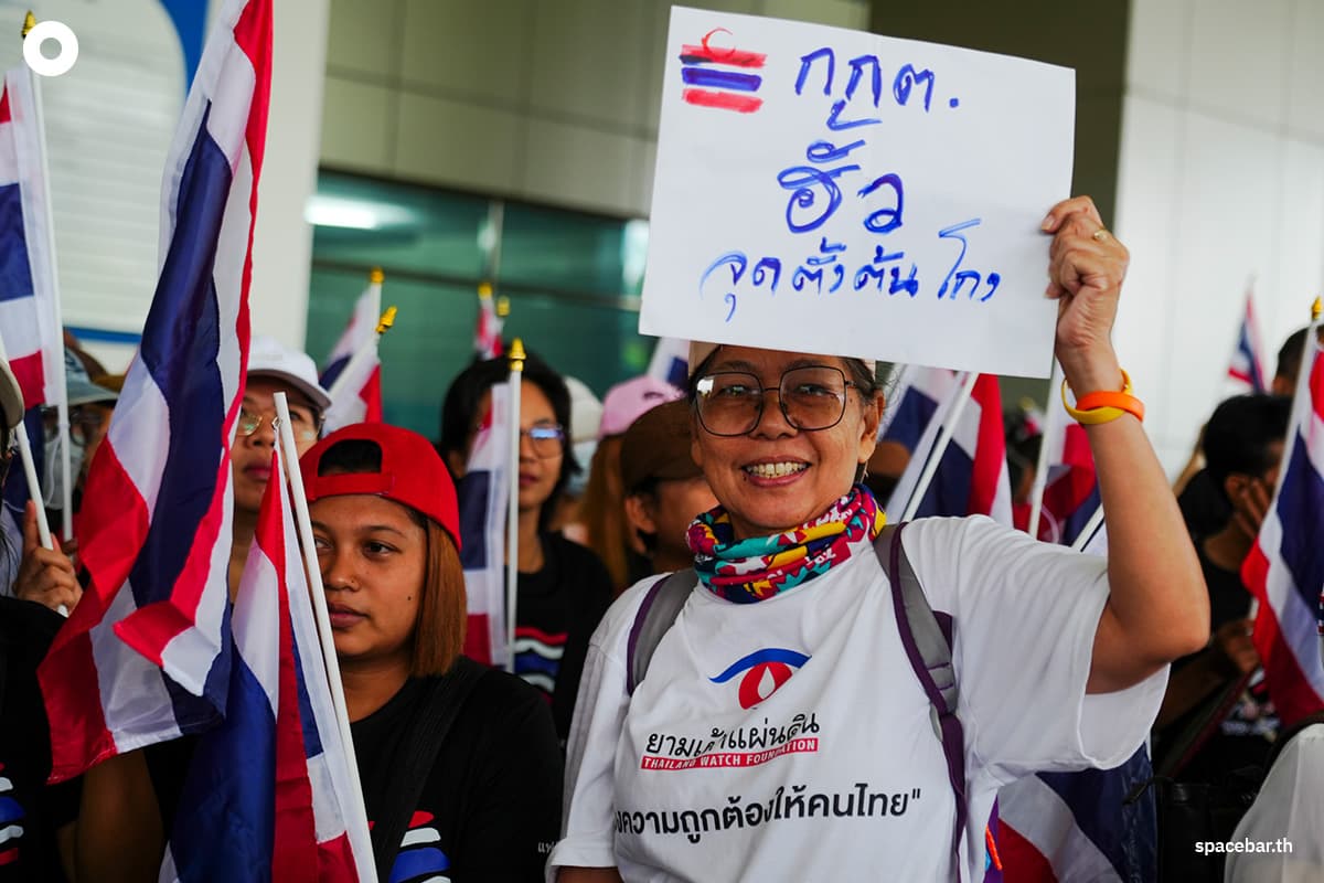 PhotoStory-บรรยากาศ ‘สนธิ ลิ้มทองกุล’ พร้อมคณะ นำมวลชนยื่นหนังสือ กกต. ค้านมติคดี ‘ฮั้ว สว.’