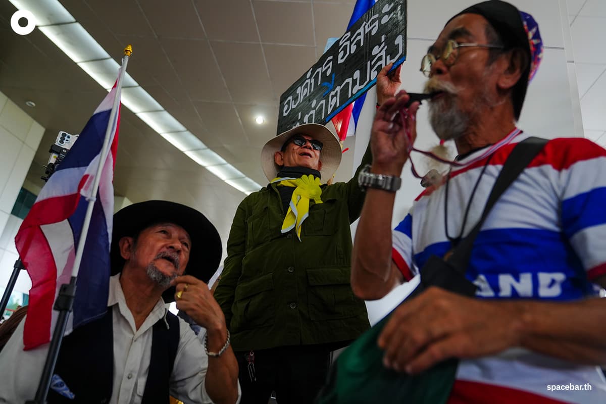 PhotoStory-บรรยากาศ ‘สนธิ ลิ้มทองกุล’ พร้อมคณะ นำมวลชนยื่นหนังสือ กกต. ค้านมติคดี ‘ฮั้ว สว.’