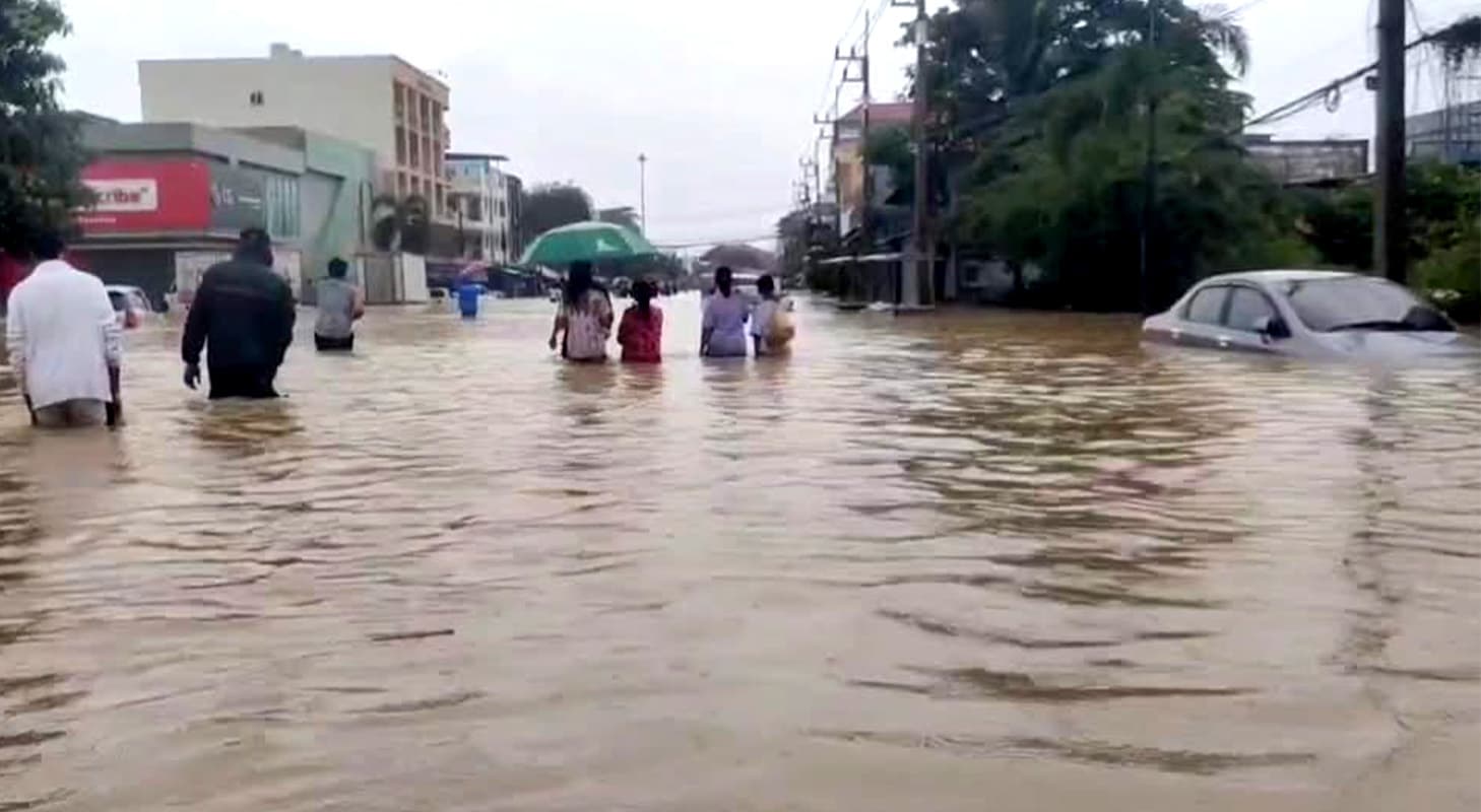 The-flood-situation-in-Hat-Yai-remains-critical-in-many-areas-with-water-levels-still-high-SPACEBAR-Photo03.jpg