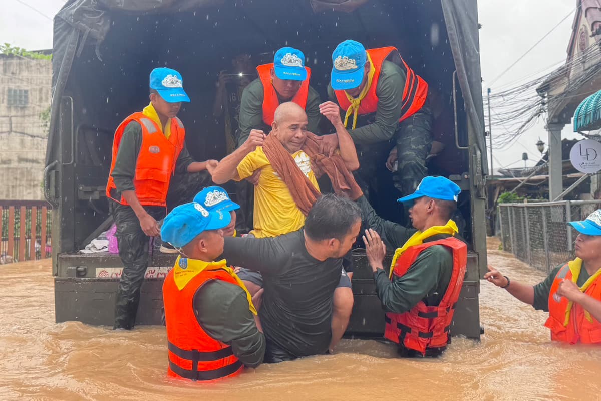 The-flood-situation-in-Hat-Yai-remains-critical-in-many-areas-with-water-levels-still-high-SPACEBAR-Photo04.jpg