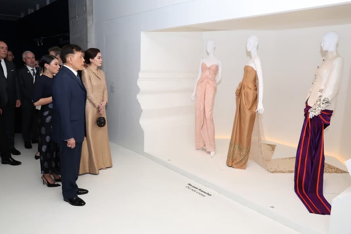 Their-Majesties-the-King-and-Queen-viewed-an-exhibition-of-Thai textiles-in-Paris-SPACEBAR-Photo03.jpg