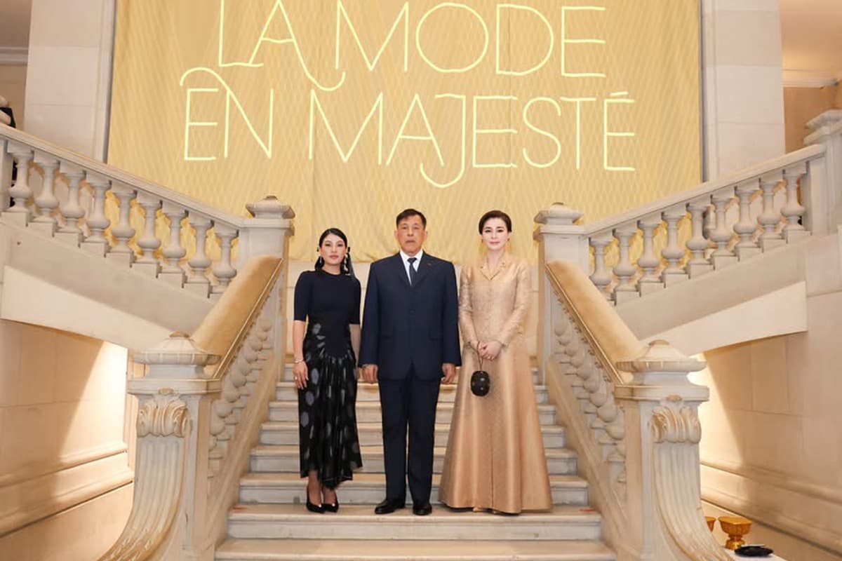 Their-Majesties-the-King-and-Queen-viewed-an-exhibition-of-Thai textiles-in-Paris-SPACEBAR-Photo07.jpg
