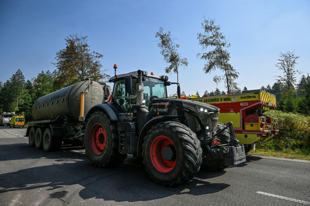 Tractors have been carrying water tanks to help battle a wildfire in Belgium's High Fens nature reserve