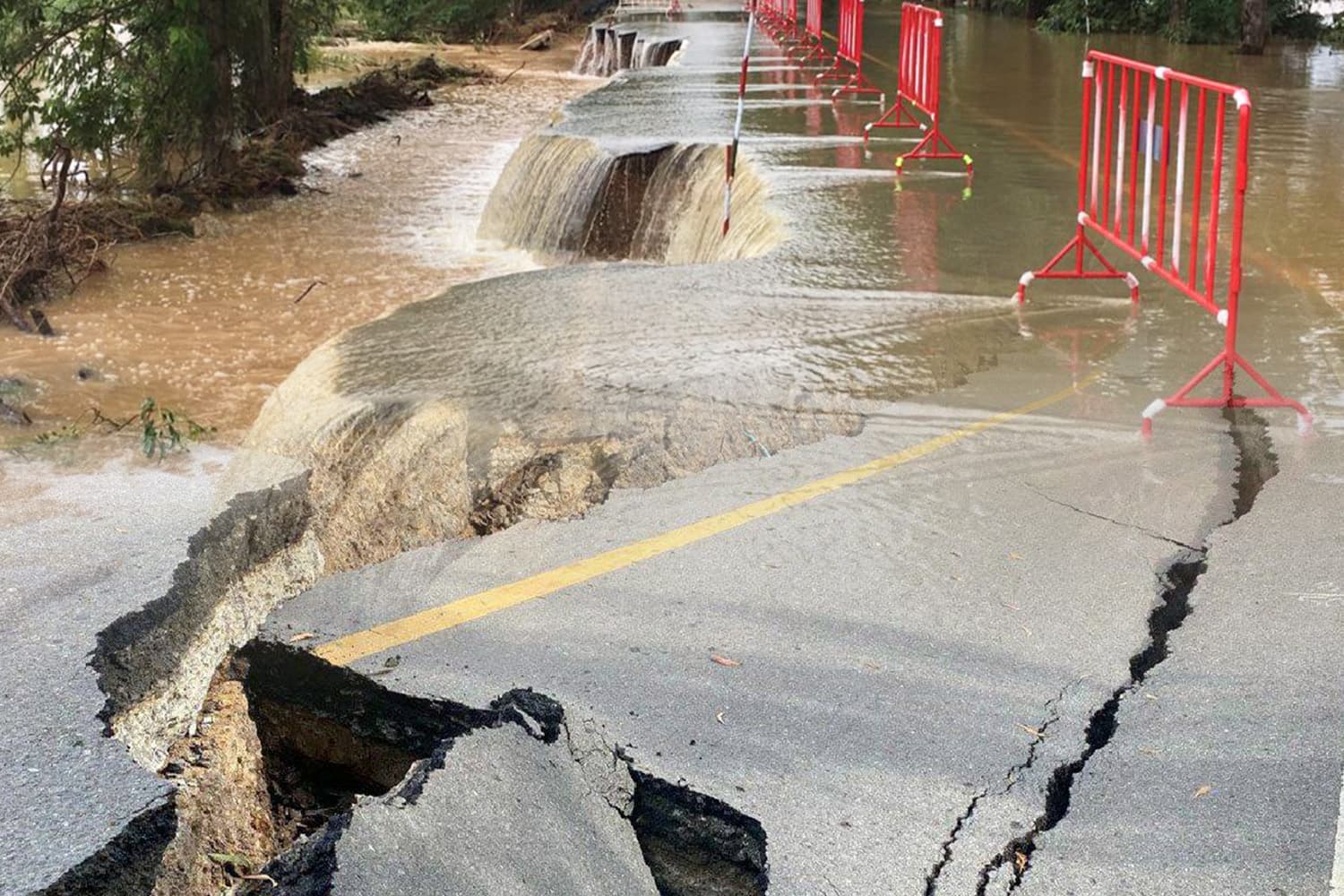 cabinet_approves_2_billion_baht_budget_restore_damaged_roads_SPACEBAR_Hero_02b25c755e.jpg