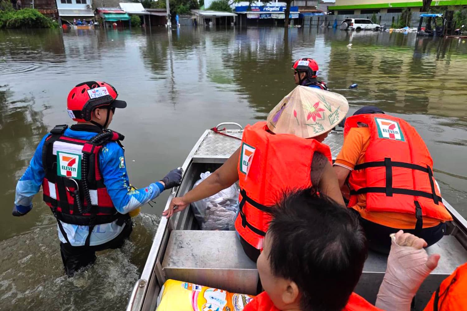 ซีพี ออลล์ ส่งเรือกู้ภัยช่วยน้ำท่วมอรัญประเทศ