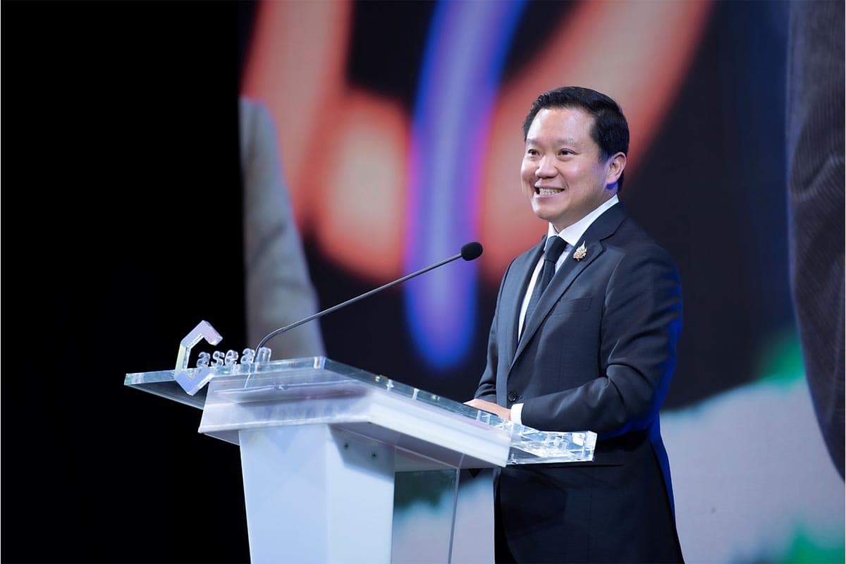 นายฐาปน สิริวัฒนภักดี ประธานกรรมการ C asean และประธานเจ้าหน้าที่บริหาร บริษัท ไทยเบฟเวอเรจ จำกัด (มหาชน)