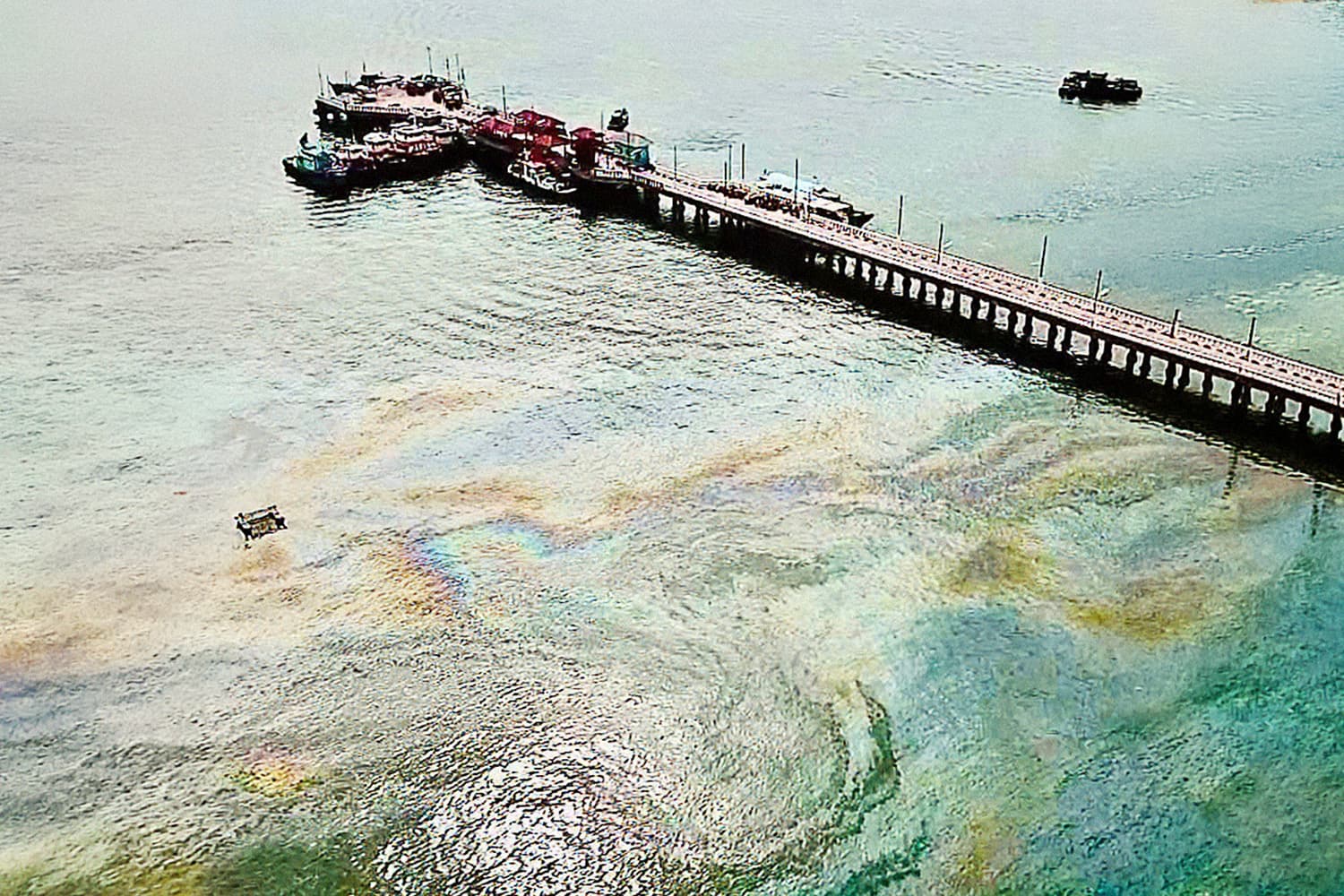 กรมทะเลเร่งสอบคราบน้ำมัน ‘เกาะสีชัง’ คลุมพื้นที่ในทะเลกว่า 15 ไร่