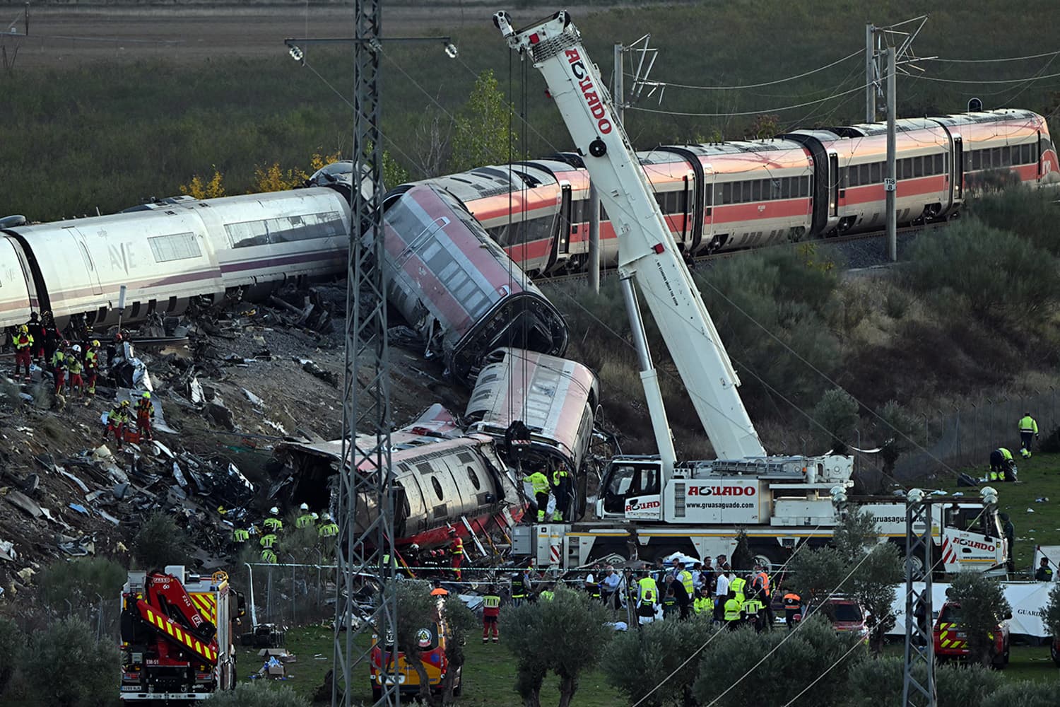 รุนแรงสุดในรอบ 13 ปี! รถไฟความเร็วสูงสเปนชนซ้ำครั้งที่ 2 ของปี ดับพุ่ง 68 ราย