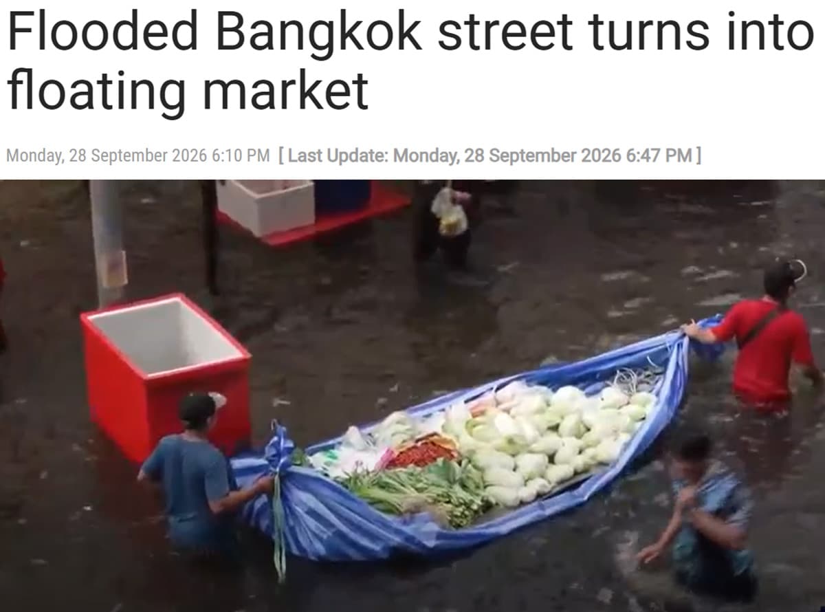in-kayaks-or-waist-deep-in-floodwater-shoppers-return-to-bangkok-markets-SPACEBAR-Photo02.jpg