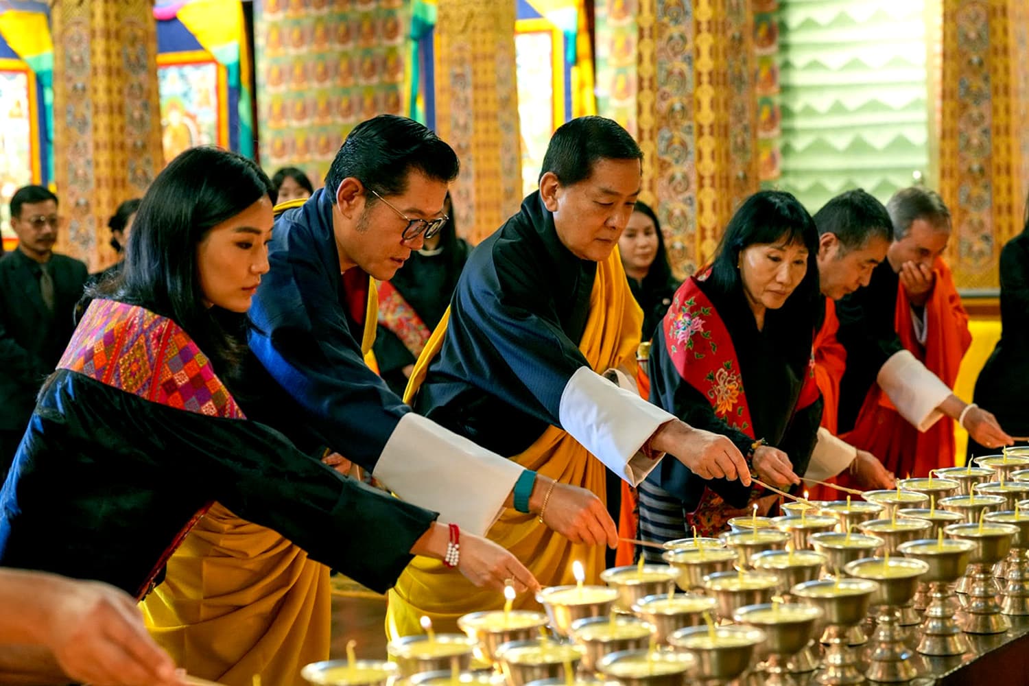 PhotoStory-สมเด็จพระราชาธิบดีจิกมี เคเซอร์ นัมเกล วังชุก แห่งราชอาณาจักรภูฏาน นำพระราชวงศ์ ประกอบพระราชพิธีสวดมนต์และจุดพระประทีป 1,000 ดวง
