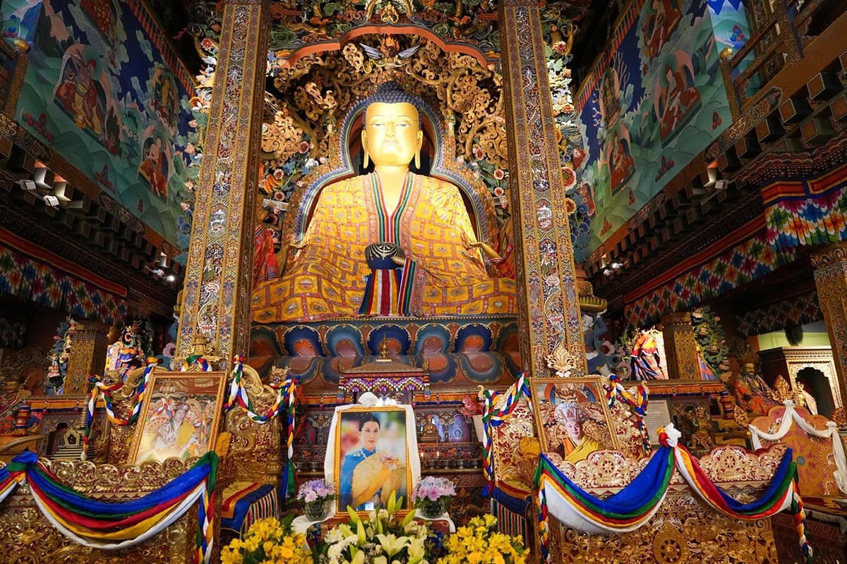 PhotoStory-ราชวงศ์ภูฏานประกอบพระราชพิธีสวดมนต์และจุดพระประทีป 1,000 ดวง ณ พระบรมมหานครธรรมราช สำนักทาชิโช ซอง ในกรุงทิมพู ของภูฏาน