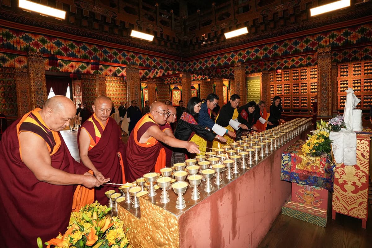PhotoStory-ราชวงศ์ภูฏานประกอบพระราชพิธีสวดมนต์และจุดพระประทีป 1,000 ดวง ณ พระบรมมหานครธรรมราช สำนักทาชิโช ซอง ในกรุงทิมพู ของภูฏาน