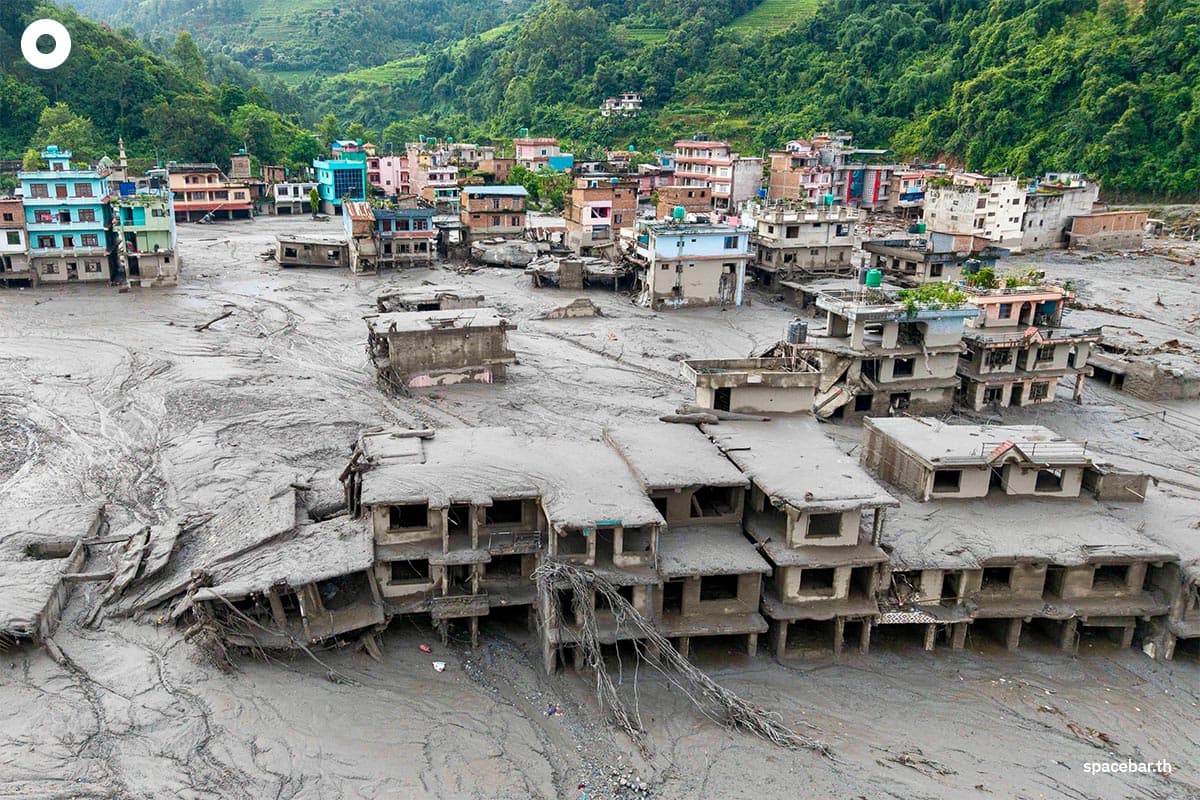 ภาพถ่ายทางอากาศแสดงให้เห็นบ้านเรือนที่ถูกน้ำท่วมขังด้วยโคลนหลังจากเกิดน้ำท่วมฉับพลันในเขตนูวาโกตของเนปาล เมื่อวันที่ 27 สิงหาคม 2026 Photo by PRABIN RANABHAT / AFP