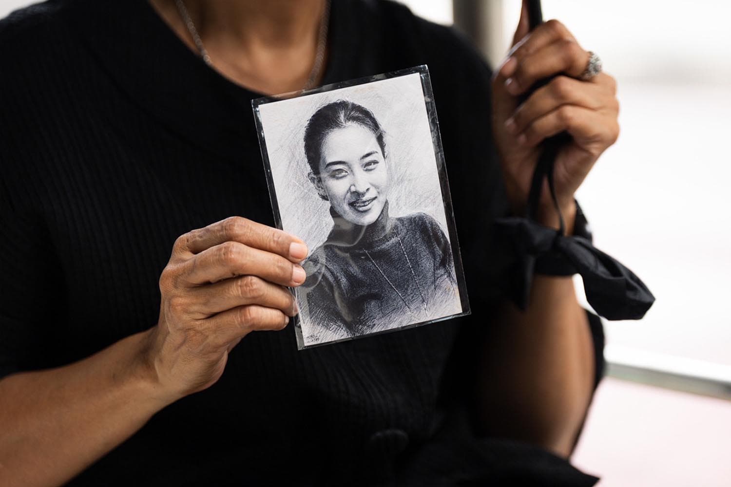 พสกนิกรปักหลัก รพ.จุฬา รอพิธีเคลื่อนพระศพบ่ายนี้