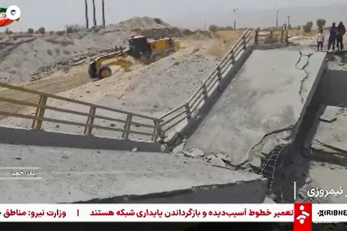 ภาพนิ่งจากวิดีโอที่ออกอากาศโดยสถานีโทรทัศน์ IRINN ของรัฐบาลอิหร่าน และเผยแพร่ผ่าน AFPTV เมื่อวันที่ 17 กรกฎาคม 2026 แสดงให้เห็นสะพานแห่งหนึ่งในเขตบันดาร์ คามีร์ ใกล้ช่องแคบฮอร์มุซที่เสียหายจากการโจมตีทางอากาศของสหรัฐฯ Photo by - / IRINN / AFP