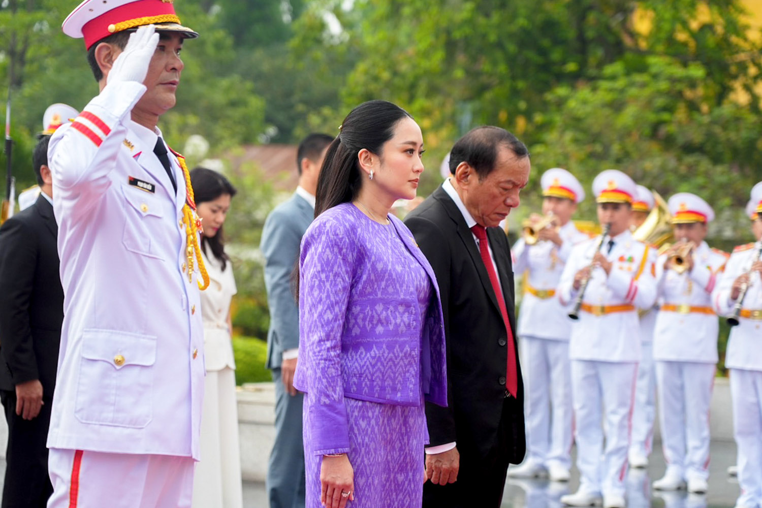 PhotoStory-พิธีวางพวงมาลา ณ อนุสาวรีย์วีรชนและผู้เสียสละบั๊กเซิน