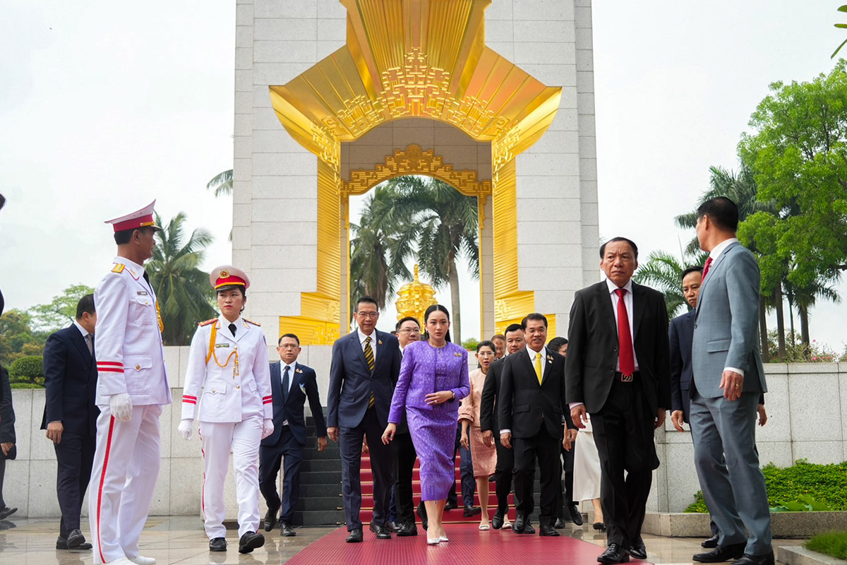 PhotoStory-พิธีวางพวงมาลา ณ อนุสาวรีย์วีรชนและผู้เสียสละบั๊กเซิน